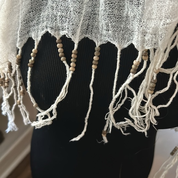 Lightweight scarf with natural colored beads - Picture 2 of 4